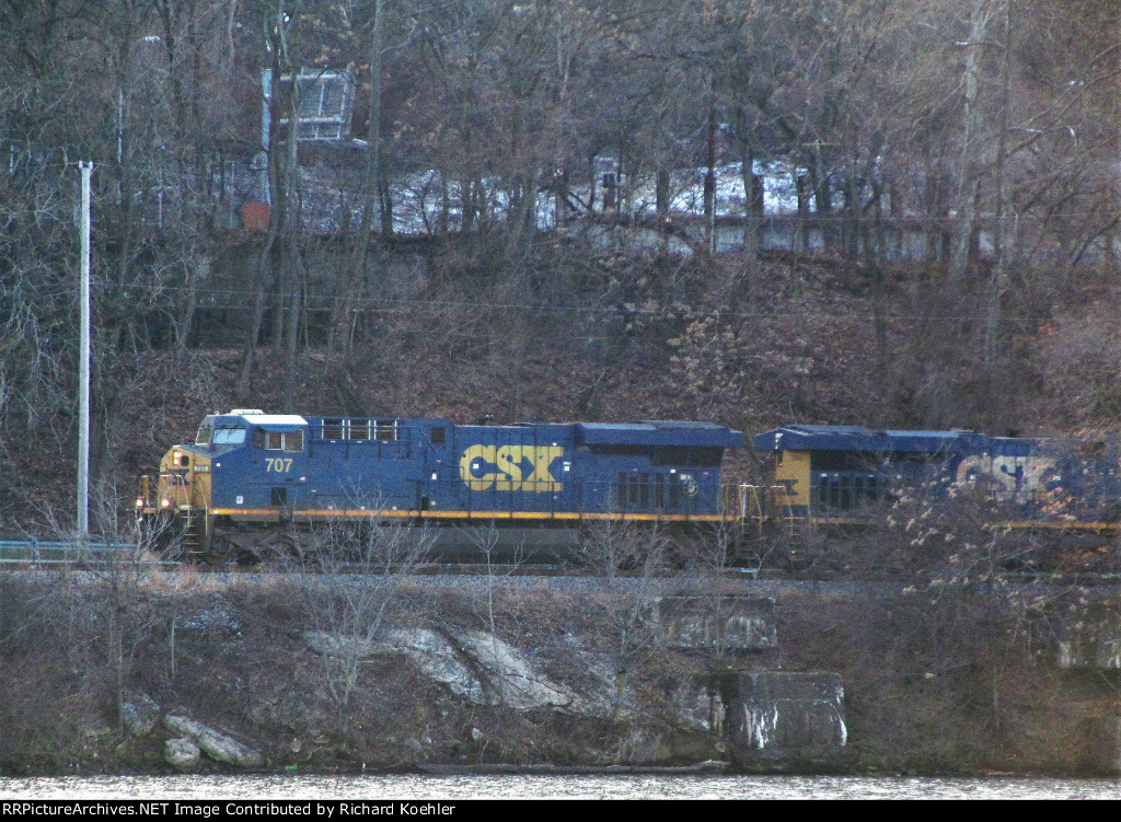 CSX 707 Waiting for a signal at Station Square